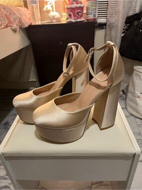 Gold satin statement heel